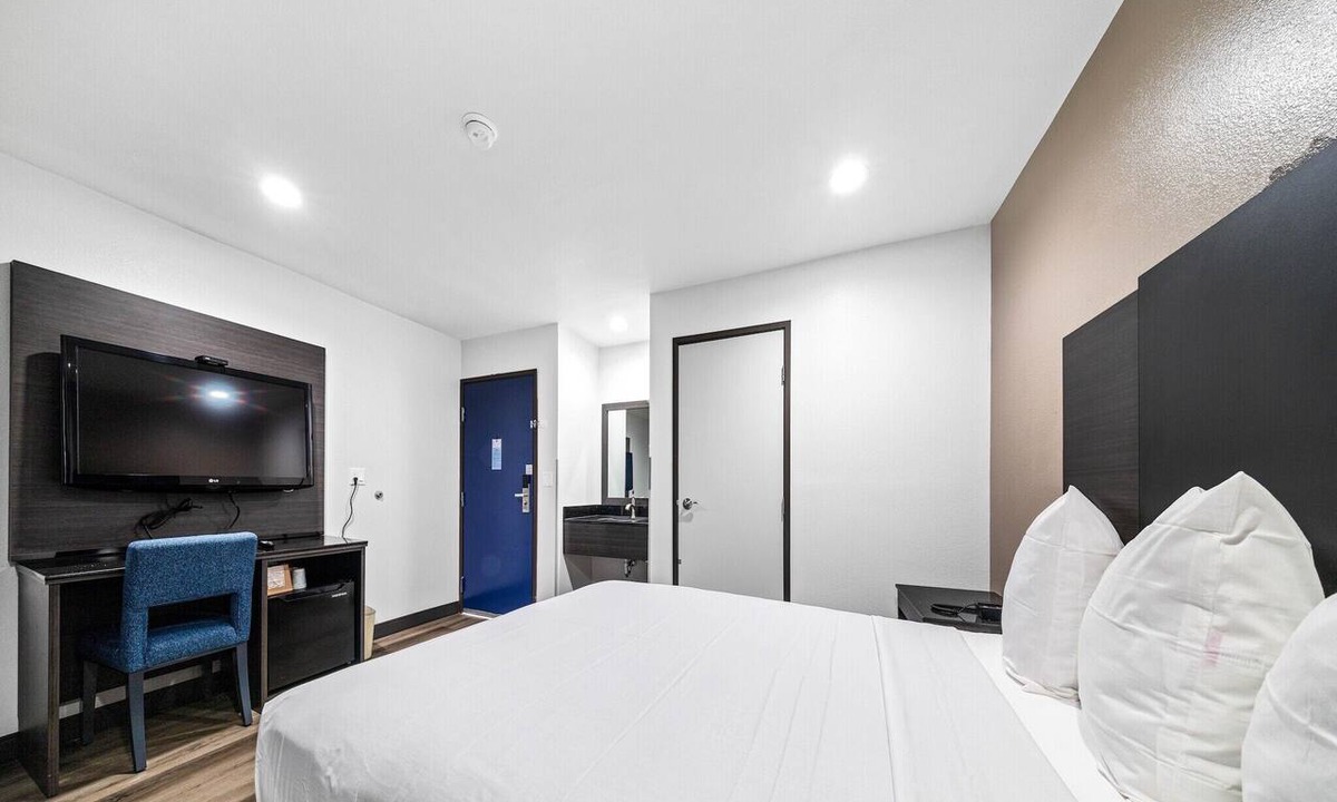 Townsite Apartment | 1 King Bed|Non-Smoking,Mini Fridge