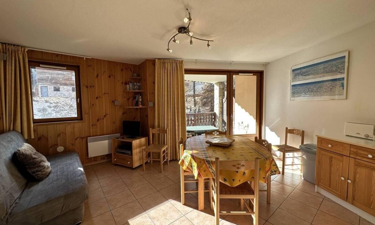 Les Claux Apartment | 250m from shops, 1st floor, balcony, tv, ski locker, 48m², Vars