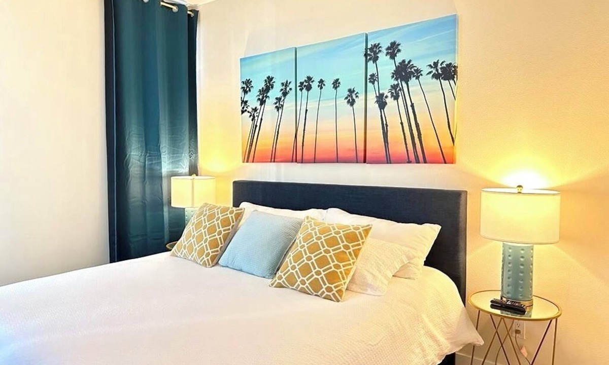 Downtown Apartment | 2BD/2BA King Bed apartment with AC in lively DT Santa Monica