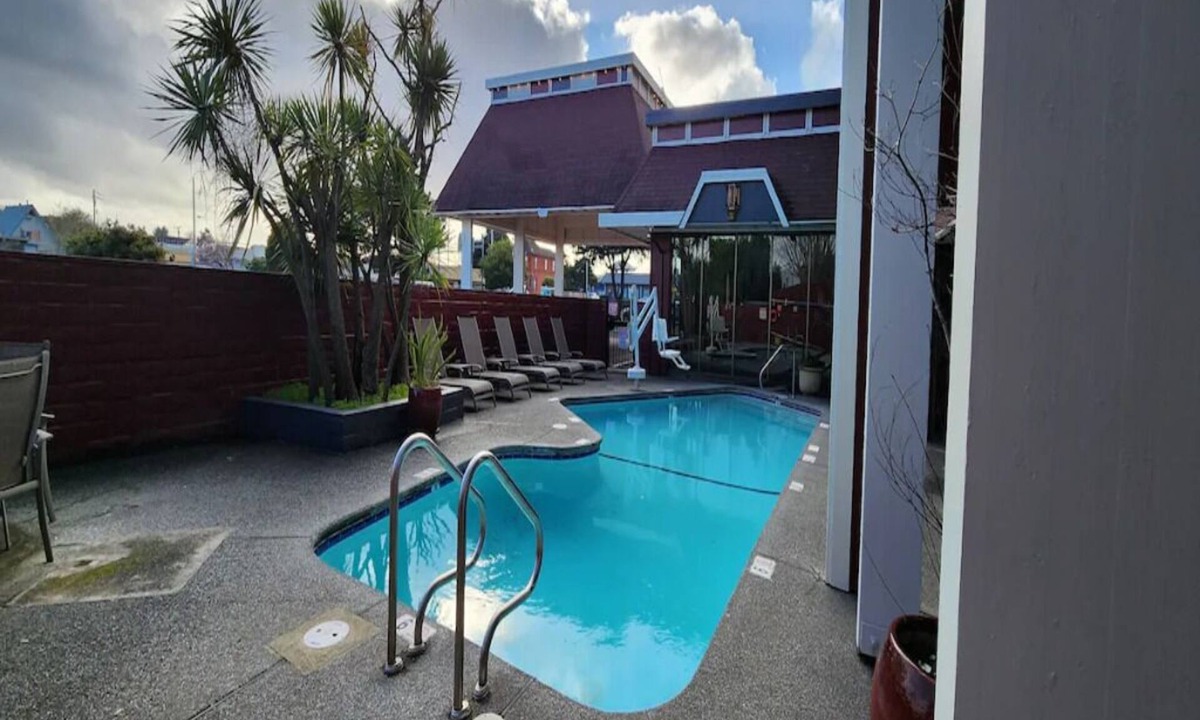Downtown Hotel | 4 Spacious Rooms w/2 Queen Beds , Pool, & Convenient Parking Near the Coast