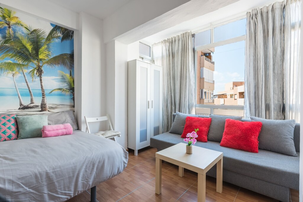La Malagueta Apartment | Air-Conditioned Studio Apartment in Fantastic Location on the Beach with Wi-Fi