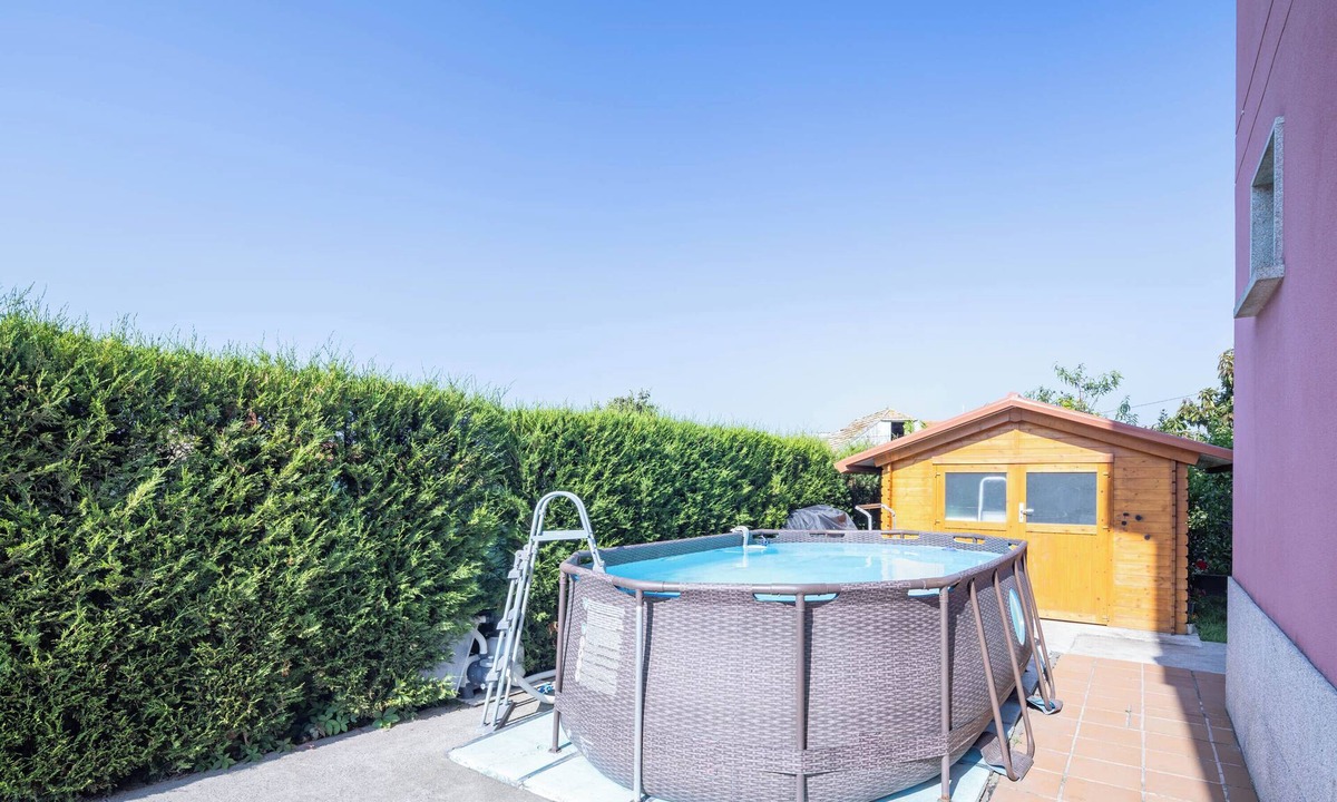 Vigo Apartment | Apartment 'Almar' with Shared Pool, Wi-Fi and Air Conditioning