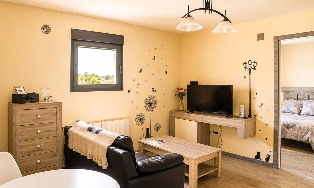 Abalos Apartment | Apartment 'El Guardaviñas Periquita' with Mountain View, Shared Terrace and Wi-Fi