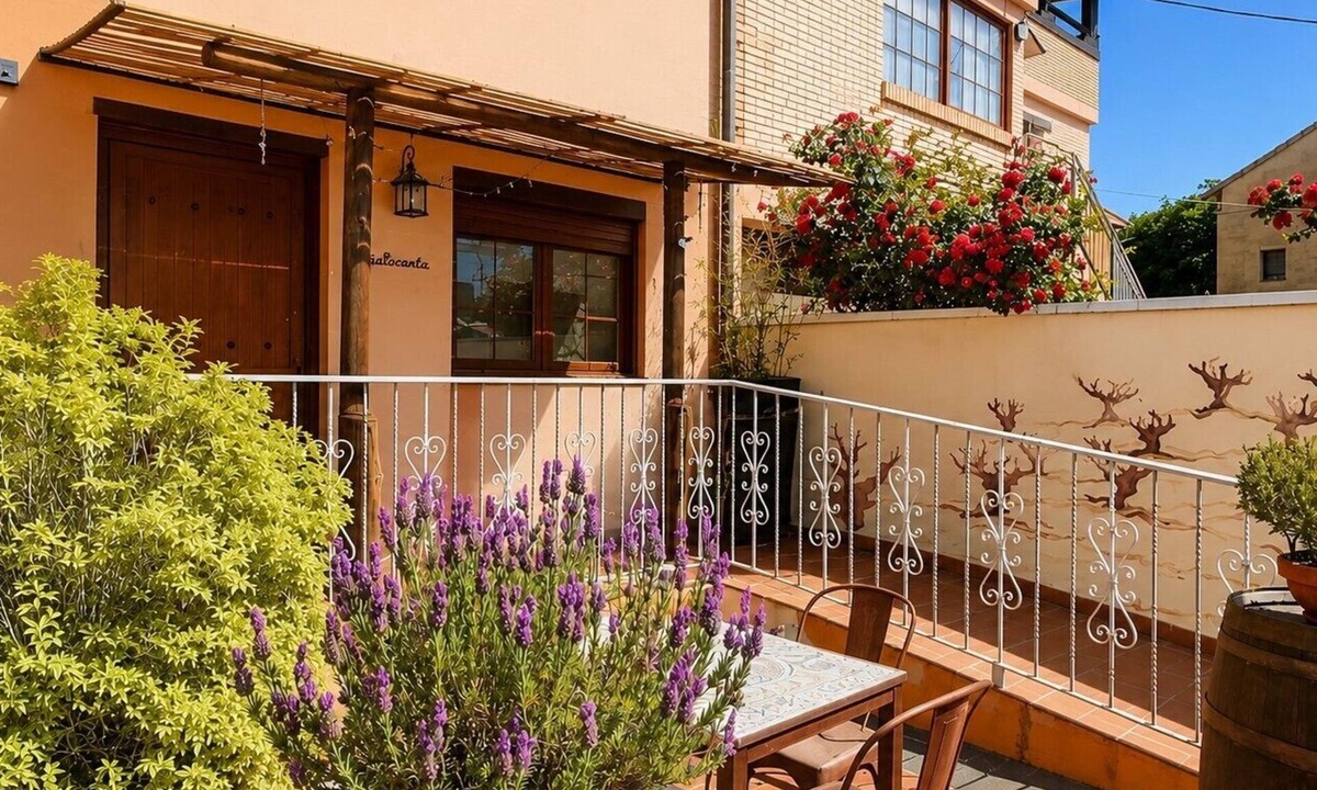 Abalos Apartment | Apartment 'El Guardaviñas Gallocanta' with Mountain View, Shared Terrace and Wi-Fi