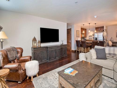 Avon Apartment | Ascent Condo 111