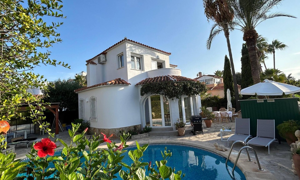Molinell Villa | Both the golf course and beach are right by the house