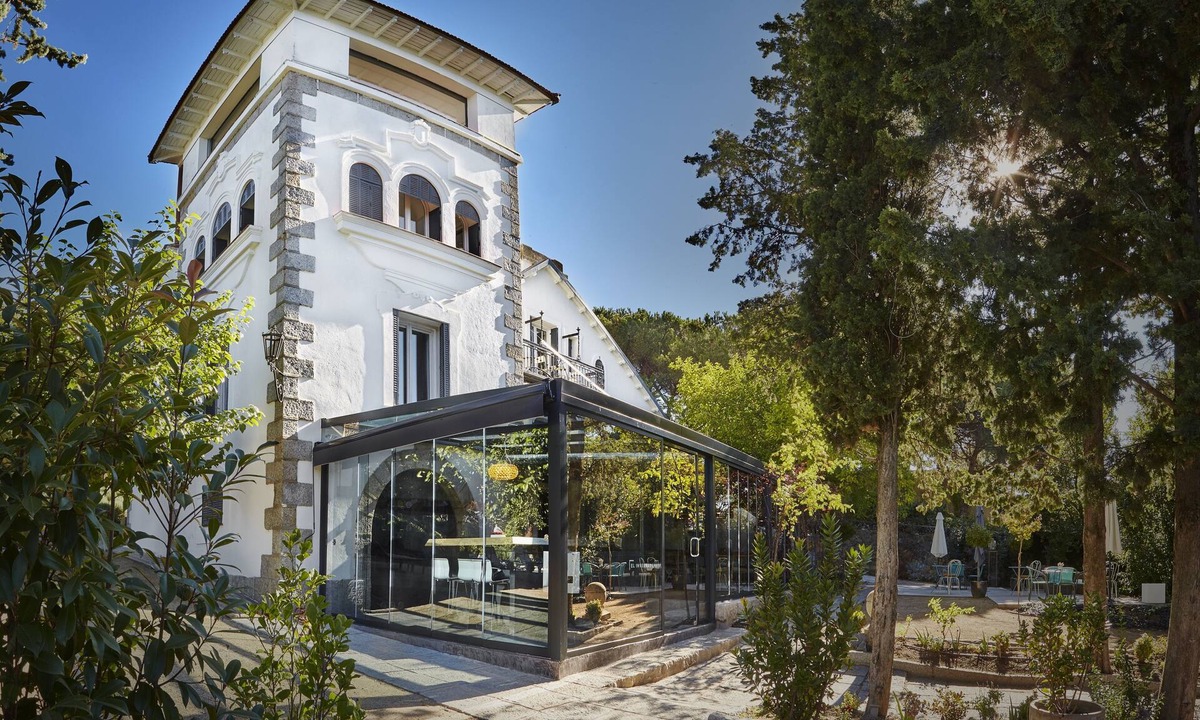 Collado Mediano Hotel | Box art hotel