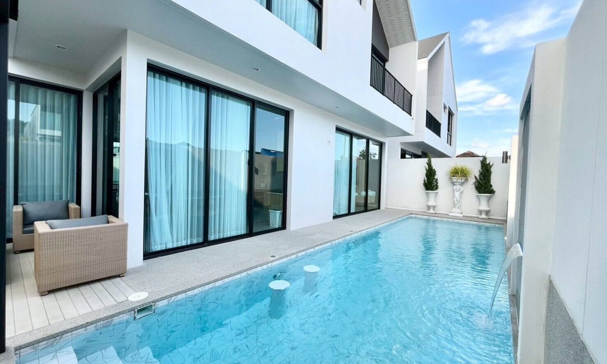 Bang Tao Villa | Bright 4-Bed Pool Villa in Prime Central Area