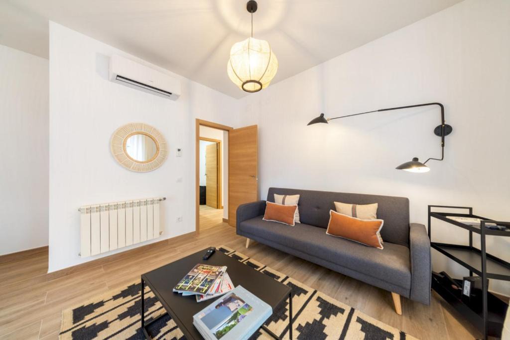 Chamberi Apartment | Bright stylish 1BD apt with 3 balconies-Chamberí