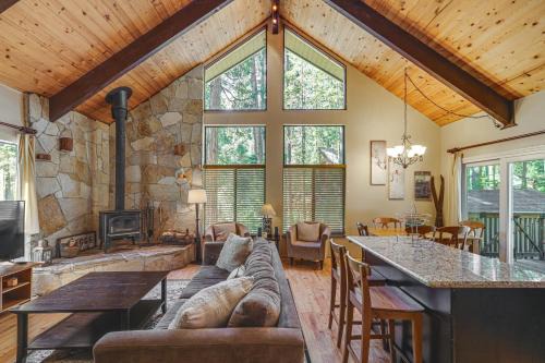 Arnold House | Cabin w/Deck & Fire Pit in Blue Lake Springs!