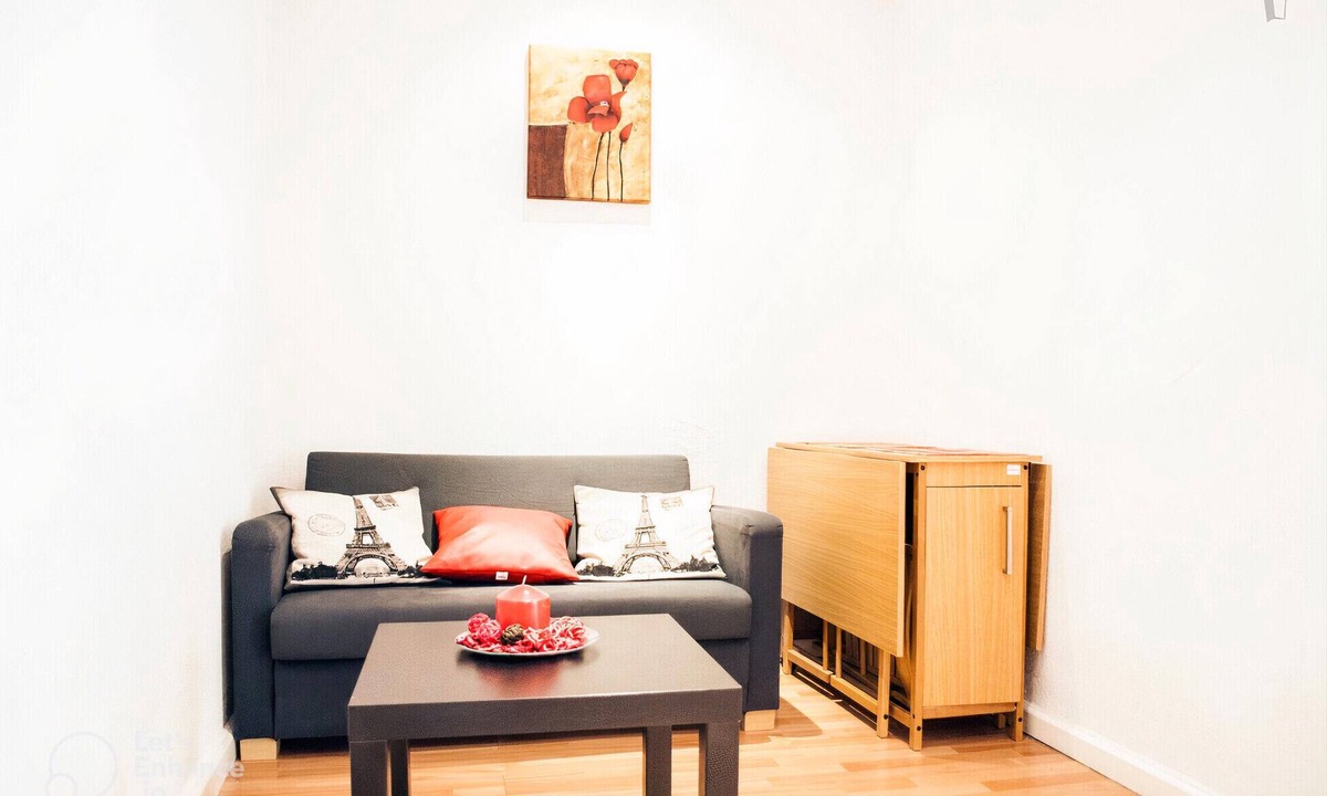 San Diego Apartment | Centrally located, modern apartment, very well connected by subway, bus and train.
