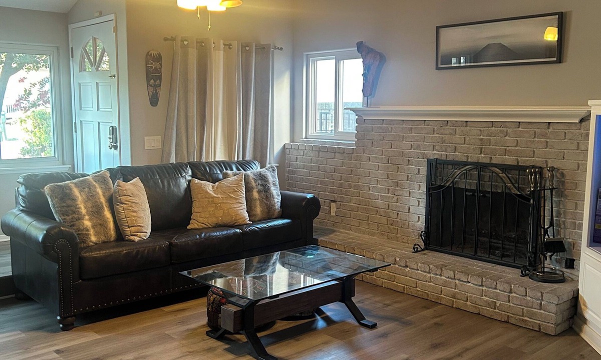 Val Verde House | Charming 2-bedroom house with WiFi, AC Near SixFlags