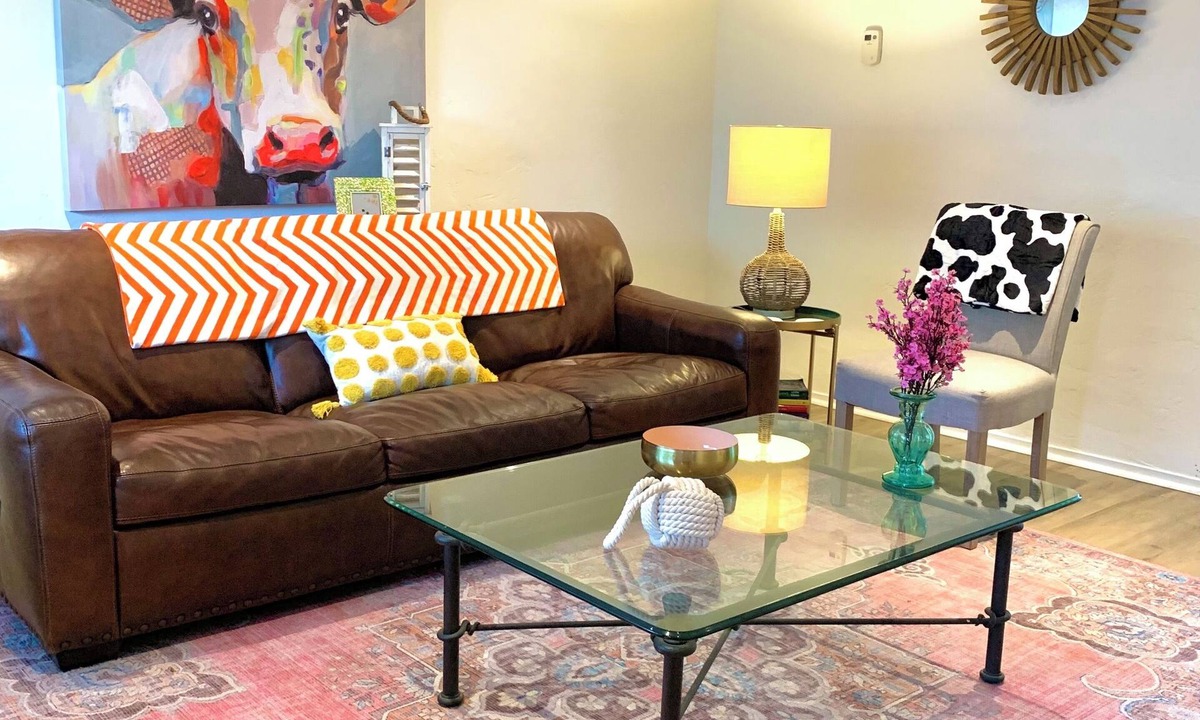 Modesto House | Charming Bright Home Near Dr Hospital & Shopping - Extra Comfy Beds and Couch