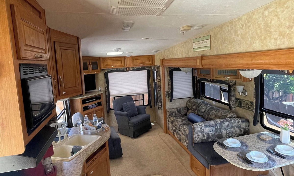 La Mesa House | Charming Camper in Prime La Mesa Location – WiFi & inside parking Included
