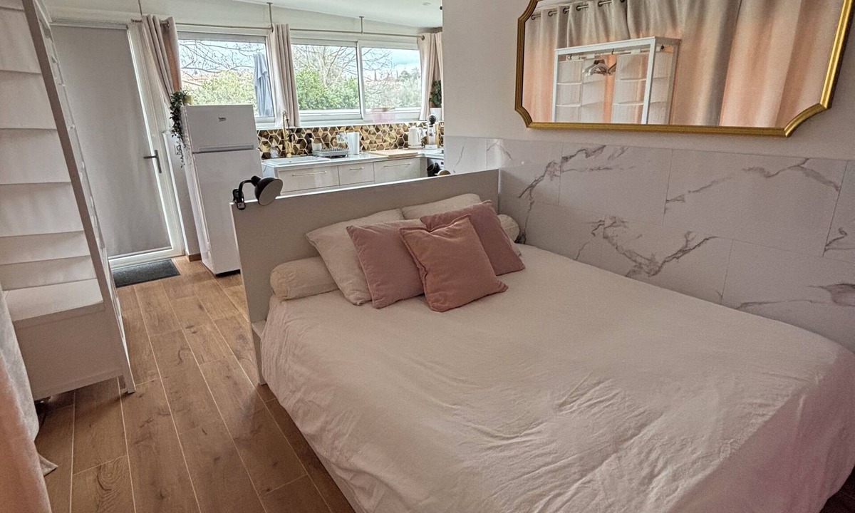La Motte-dʼAigues Apartment | Charming Independent Studio