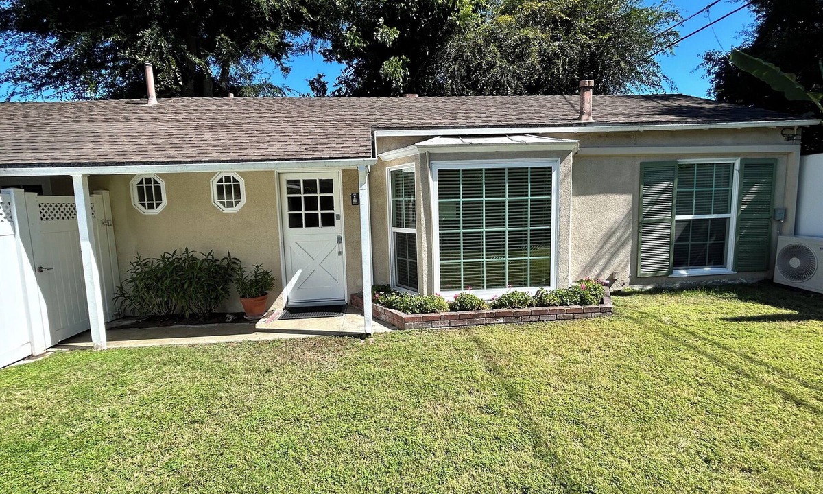 Burbank House | Charming private guest house in delightful Burbank near Disney & Ranch Studios