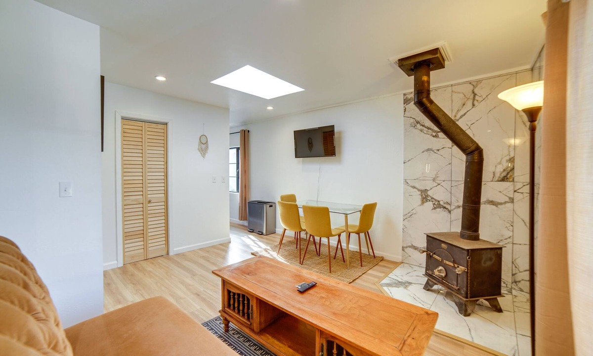 Cleone Apartment | Chic Fort Bragg Vacation Rental - Walk to Beach!