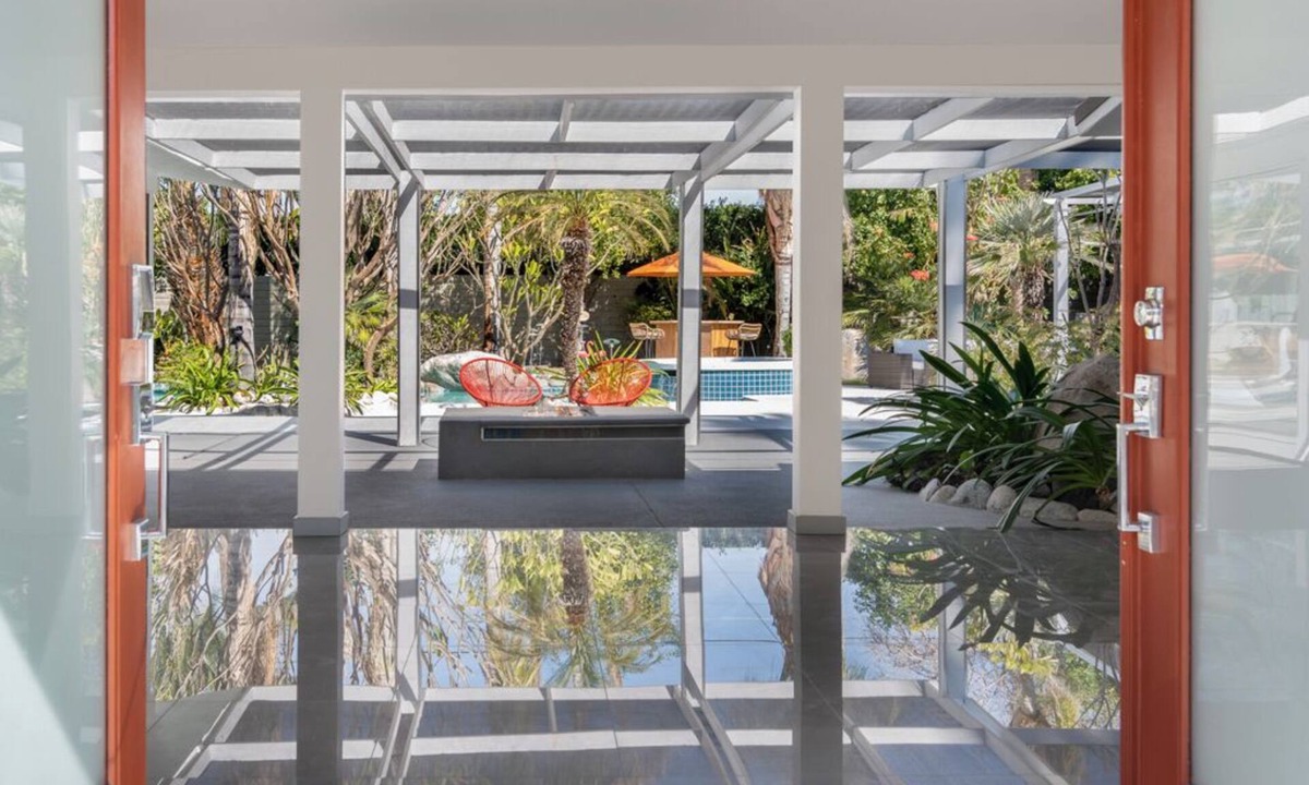 Tahquitz River Estates House | Classic Palm Springs Mid-Century Modern with Tropical Garden Pool + Tiki Bar