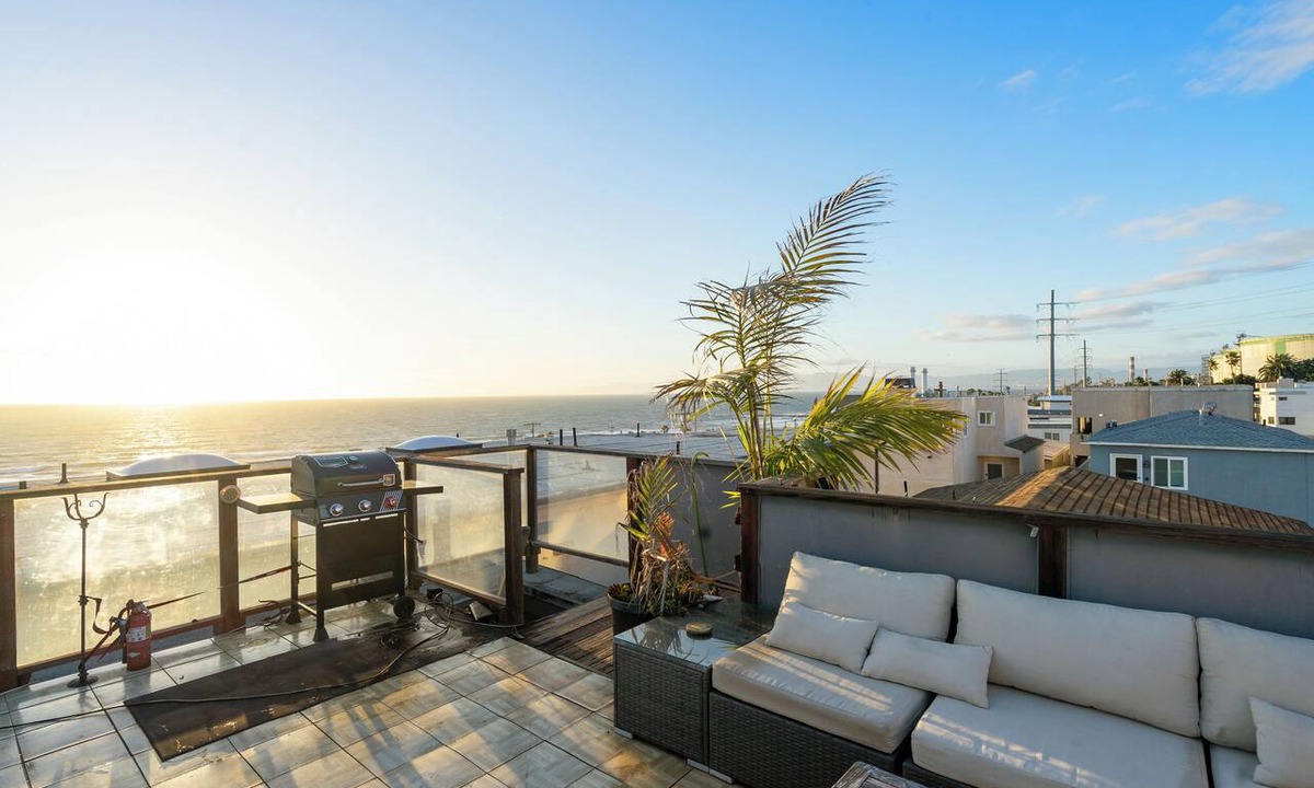 El Porto Condo | Coastal Haven Steps to Sand w/Garage & Rooftop