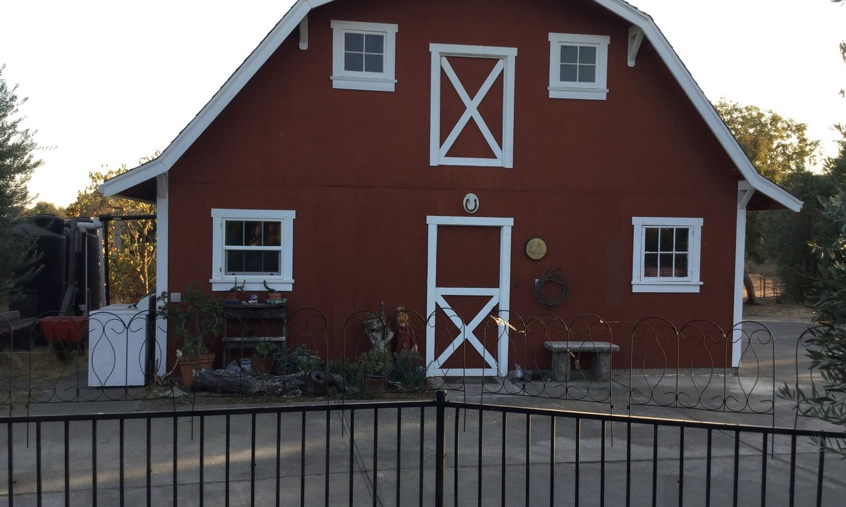 Winters House | Cozy 1-bedroom studio barn cottage in tranquil Winters