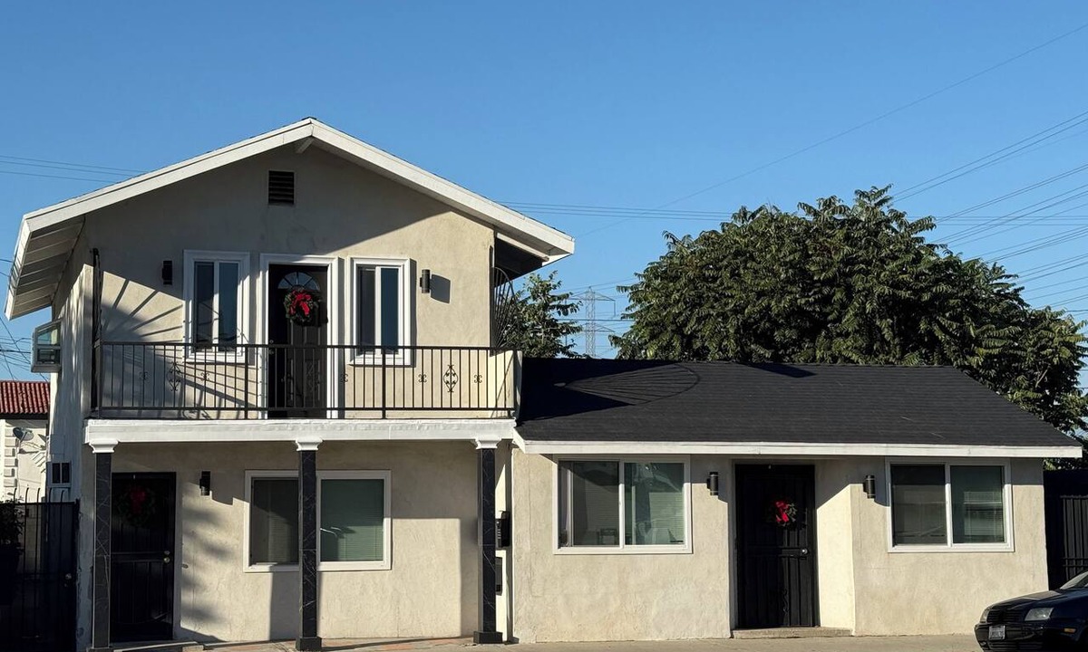 Paramount Apartment | Cozy Home Centrally Located near Beach Cities & Airport.