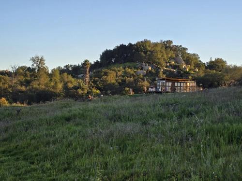 Fallbrook House | Cozy Luxury Cabin in De Luz Heights