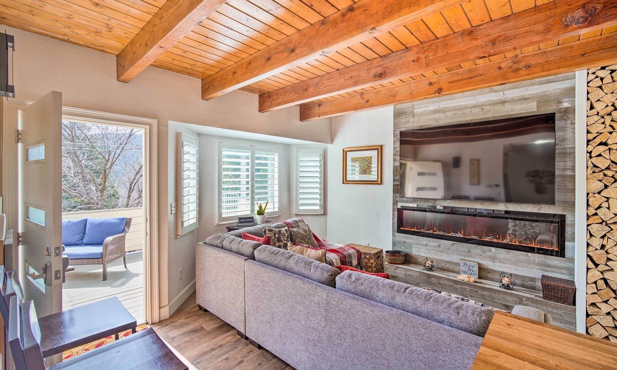 Crestline Cabin | Crestline Cabin w/Deck: 1 Mi to Lake Gregory