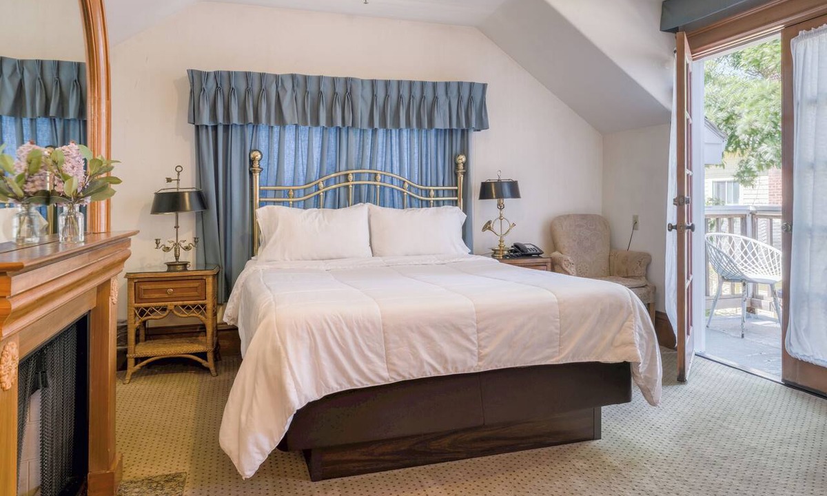 Pacific Grove Hotel | CROSS Ocean View from Balcony-RELAX-QUEEN BEDROOM