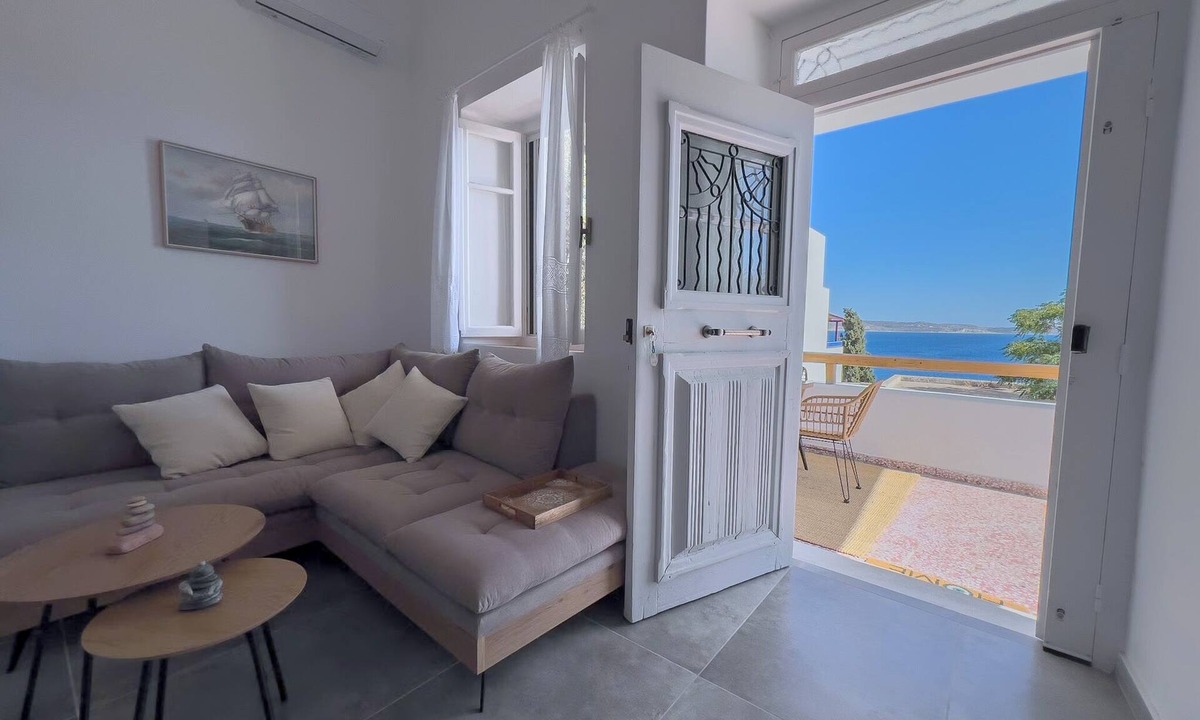 Adamas House | Cycladic Home with a view - 2 min walk from the beach!