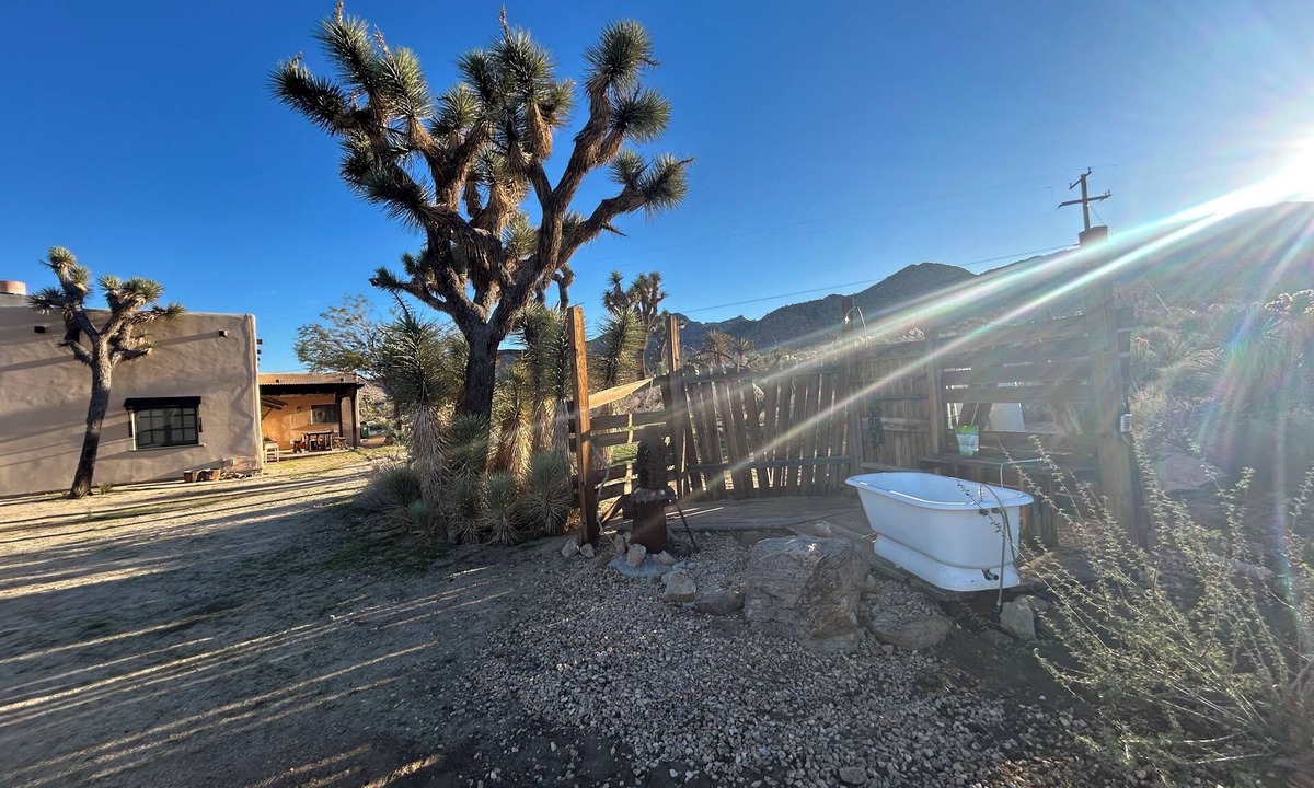 Joshua Tree Highlands House | Desert oasis with hot water outdoor soaking tubs