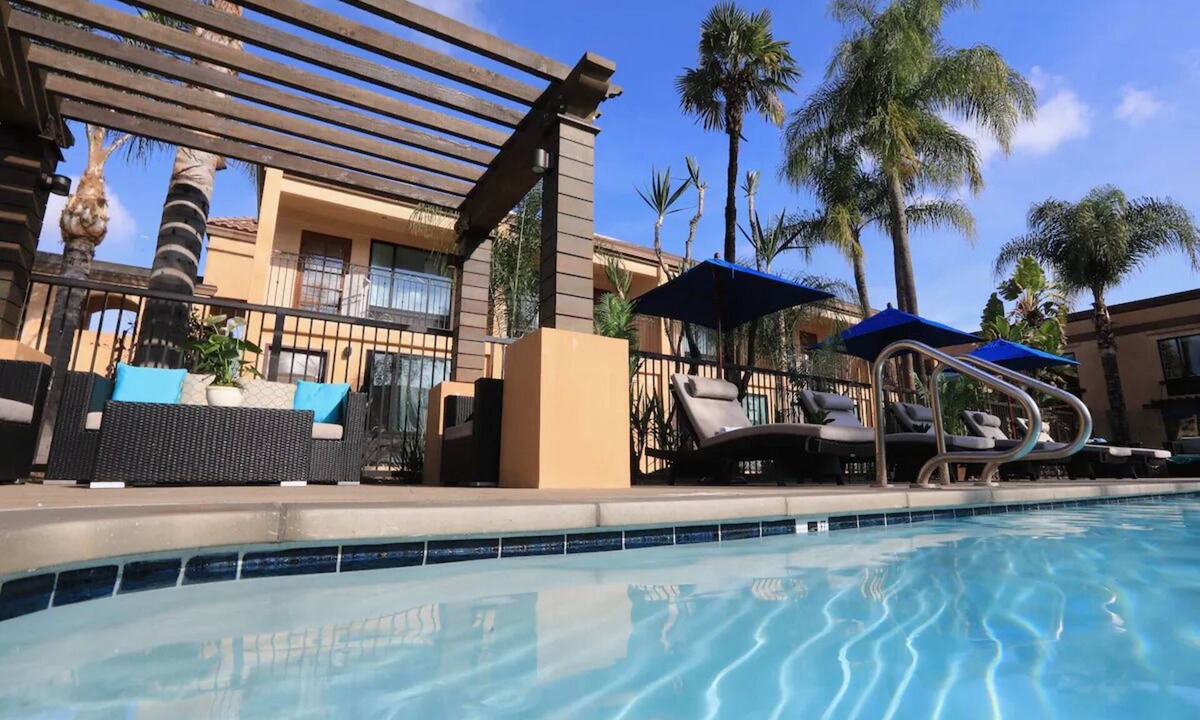 Harbor Hotel | Double Queen Comfort | Lounge, Heated Pool & Long Beach Dining Nearby