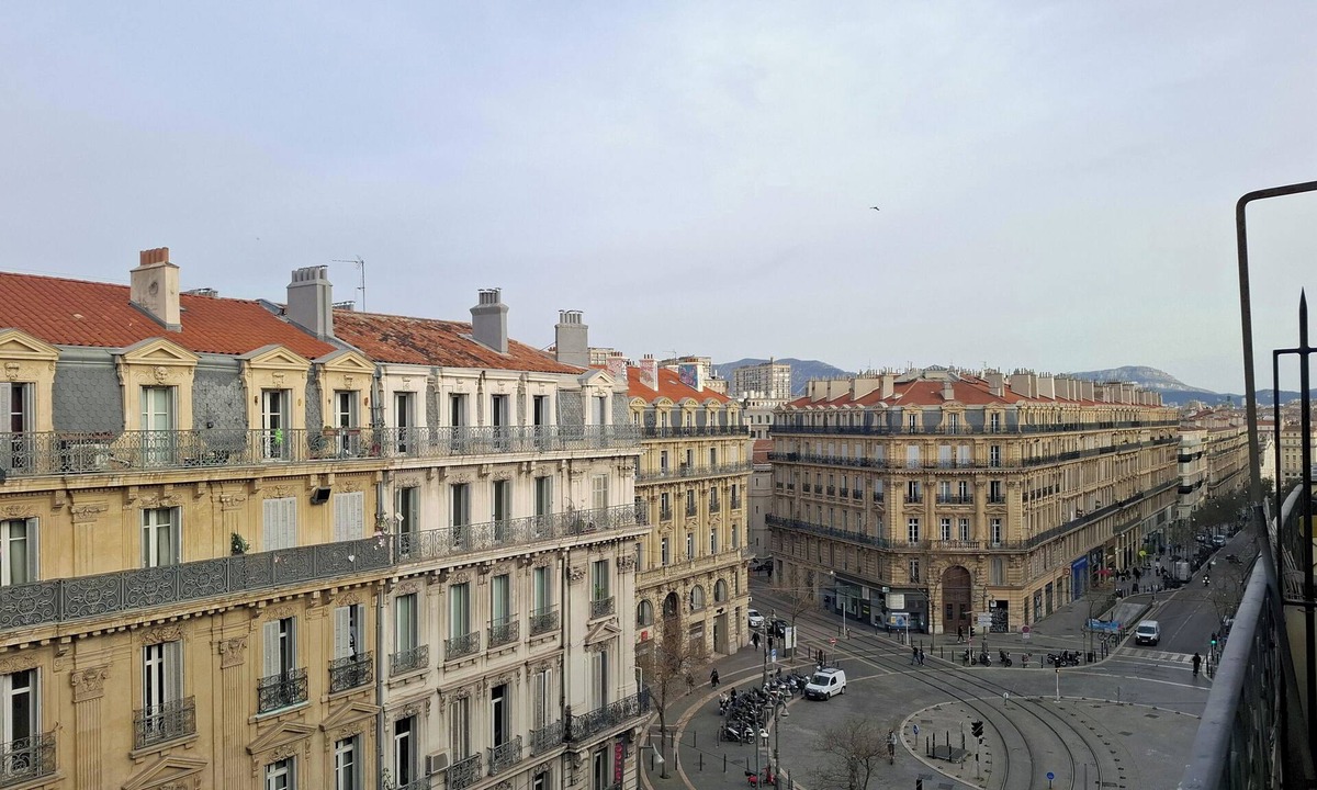 Les Grands Carmes Apartment | Duplex with balcony by the République tram stop