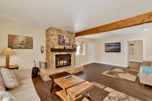 Sugarloaf House | Experience the serene 2596-Pine Woods Retreat in Sugarloaf, with forest views!