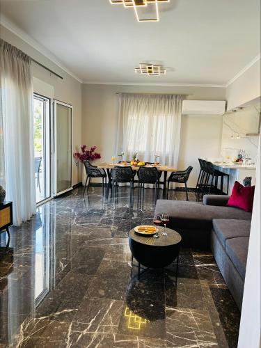Petaloudes Apartment | Flev's House with Jacuzzi & Rooftop BBQ