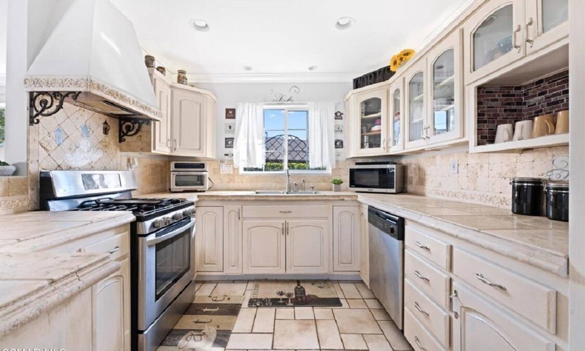 Thousand Oaks Villa | Gated villa with large size pool and open area