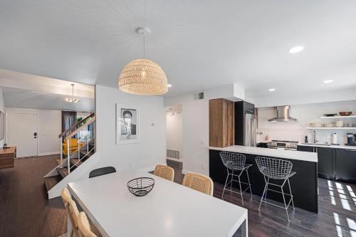 Palm Springs House | Golf and Couples Oasis/Midcentury w/6 Pools Hot Tub
