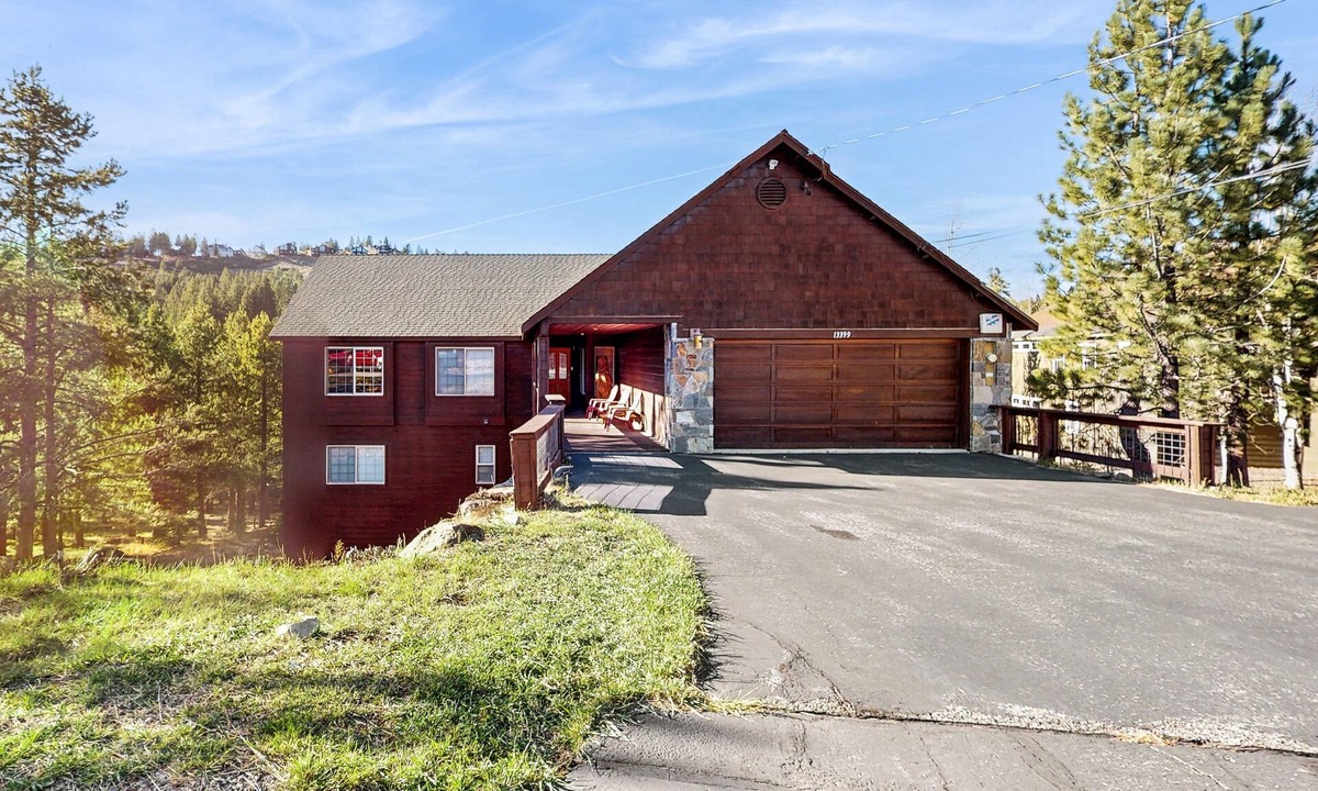 Truckee House | Gorgeous Mountain View & Access to a Pool, Hot Tub, Gym - Near Skiing