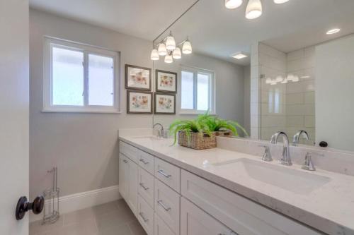 Orange House | Gorgeous Upgraded 5 Bedroom & 3 Bath Home with pool
