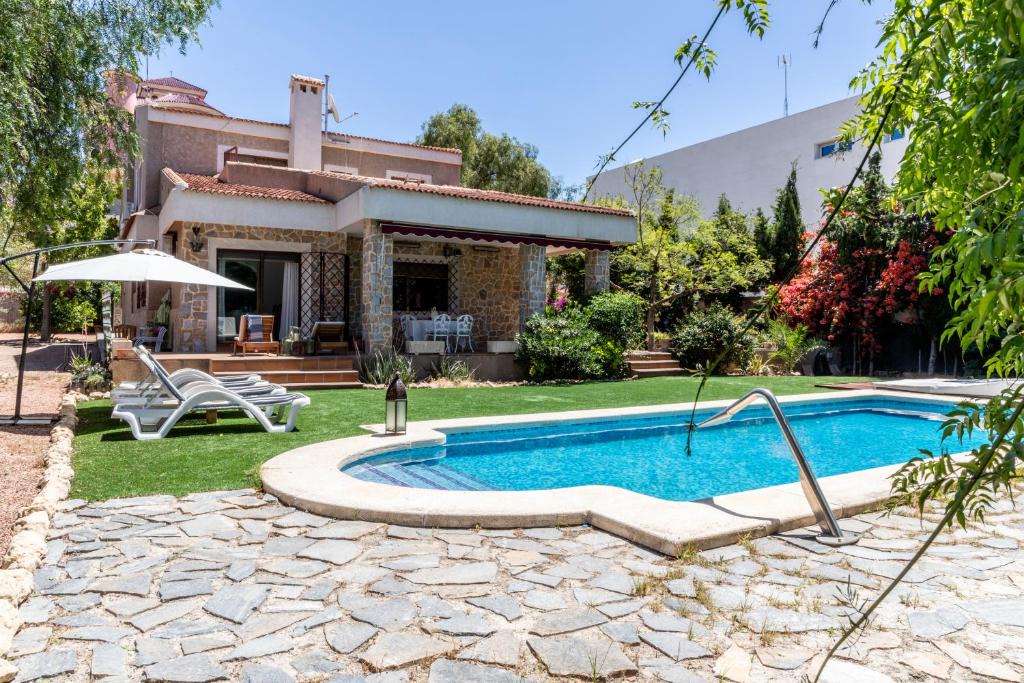 Vista Hermosa Villa | Gran Chalet céntrico con piscina y bbq privada a 5 minutos playa