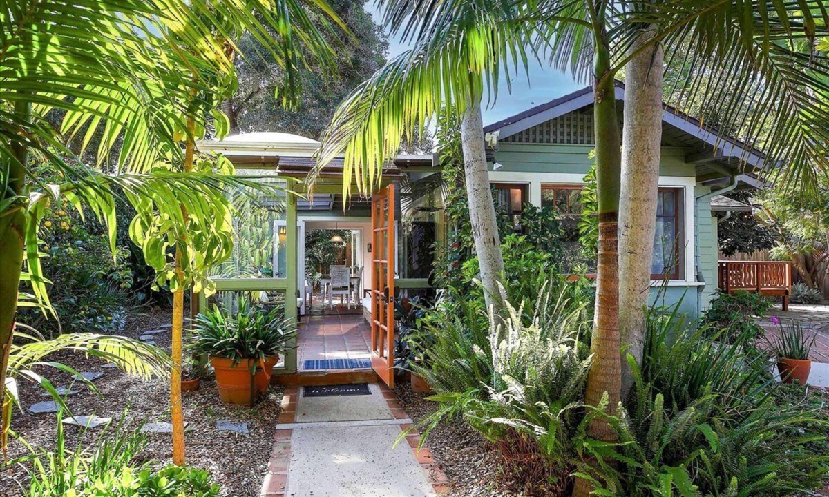 Montecito House | Hammonds Beach Haven - next to Miramar Beach w/yard, deck & sunroom - walk to Rosewood!