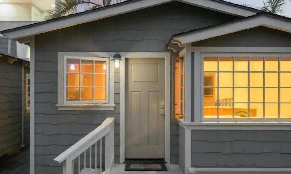 Downtown Cottage | Hear the waves from our cottage! Perfect for couples with 2 kiddos