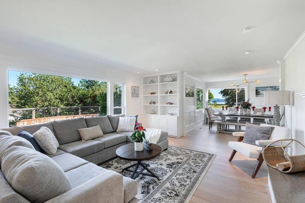 Country Club House | Hillside Haven: Bayview Pool & Hot Tub