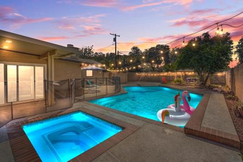 Riverside House | Hot Tub - Pool - FirePit - GameRoom - Sleeps 12!