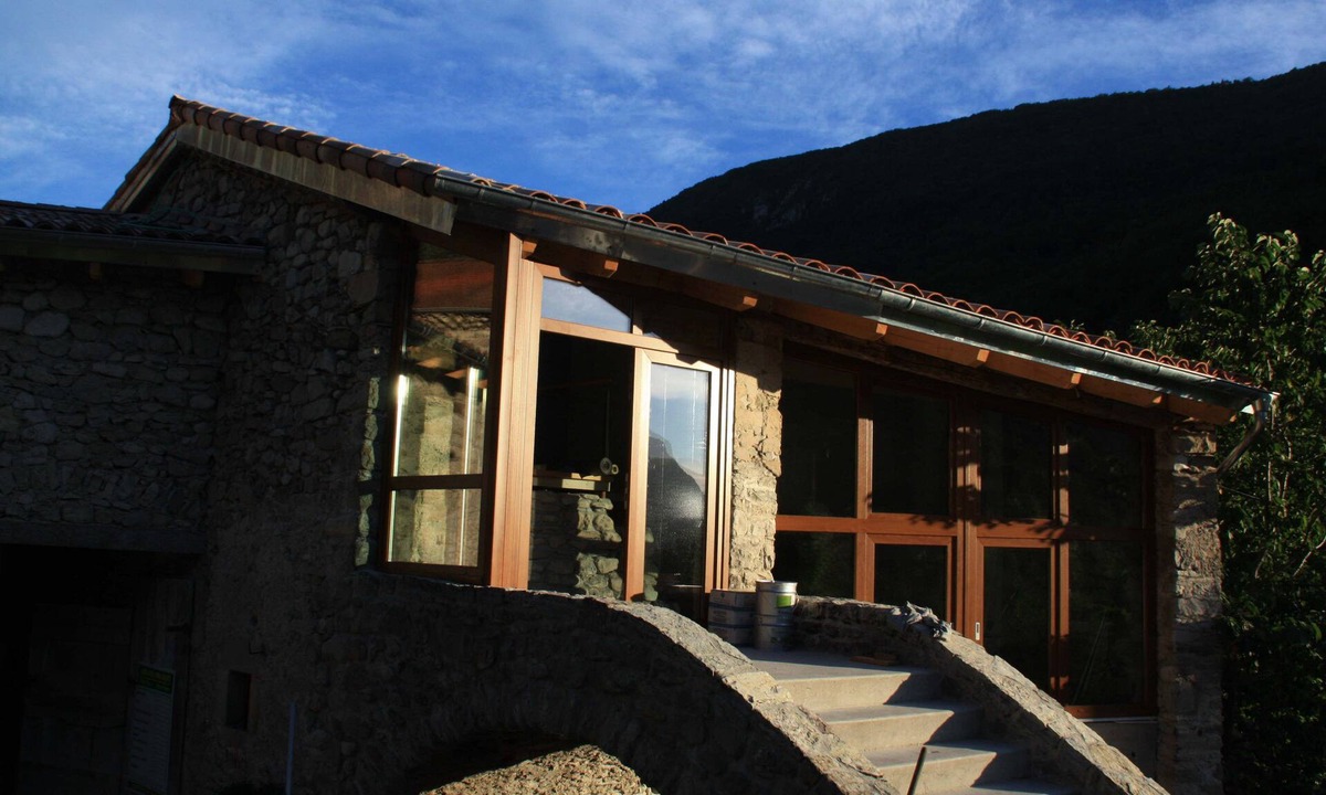 Treschenu-Creyers Cottage | Idyllic family home with sauna on a river bank