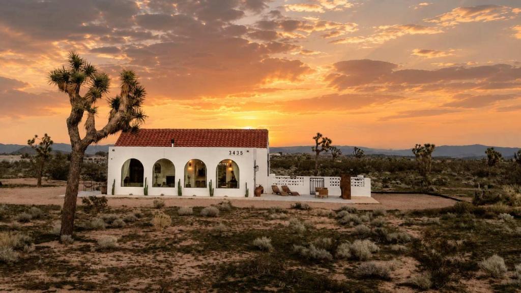 Joshua Tree House | Iglesia Sol - Romantic Villa with Views Hot Tub