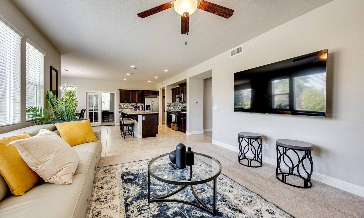 Visalia House | King Bed Keyless Entry Workspace Fast WiFi Chef's Kitchen Central Loc.