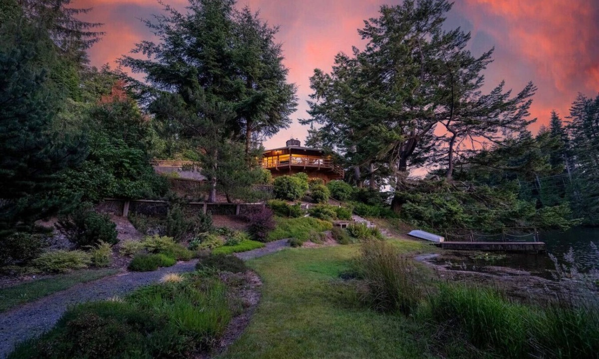 Saunders Lake House | Lakefront Compound - HotTub+Pool Table+Kayaks