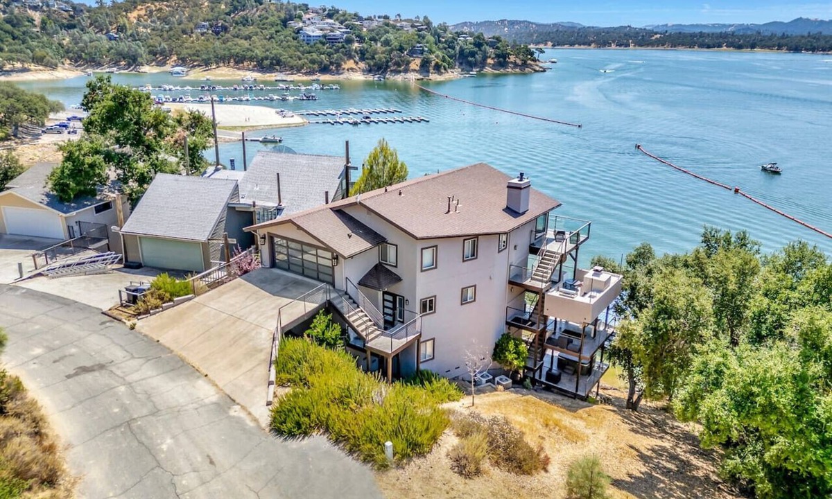 Oak Shores House | Lakefront Luxury | Private Dock & Wine Country