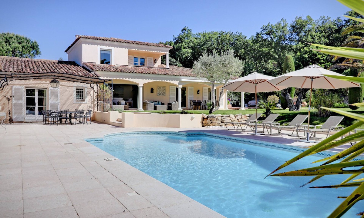 Gassin House | Large Villa with views up to the Village of Gassin. Close to St Tropez.