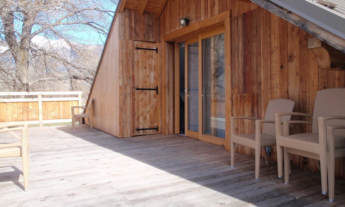 Saint-Clement-sur-Durance Ski Chalet | Le Chalet du Sersas, spacious modern apartment for up to 5 people